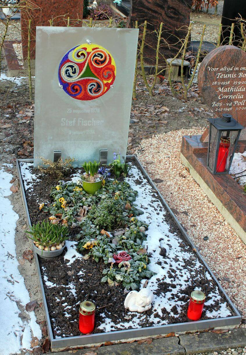 Artistiek glazen grafmonument met gekleurde cirkel voor kind