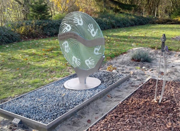 Grafmonument glas met handafdrukken en RVS