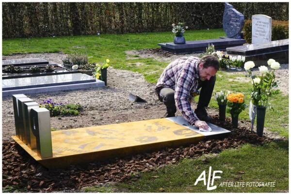 Grafkunstenaar aan het werk