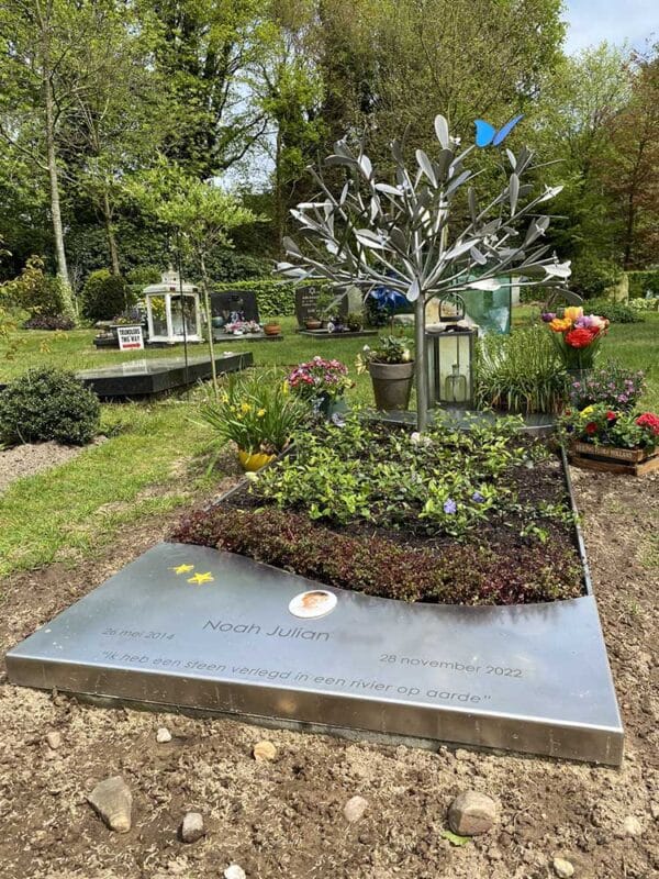 grafmonument jongen met boompje en vlinder