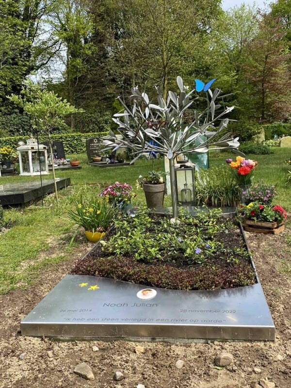 grafmonument met RVS boompje en vlinder