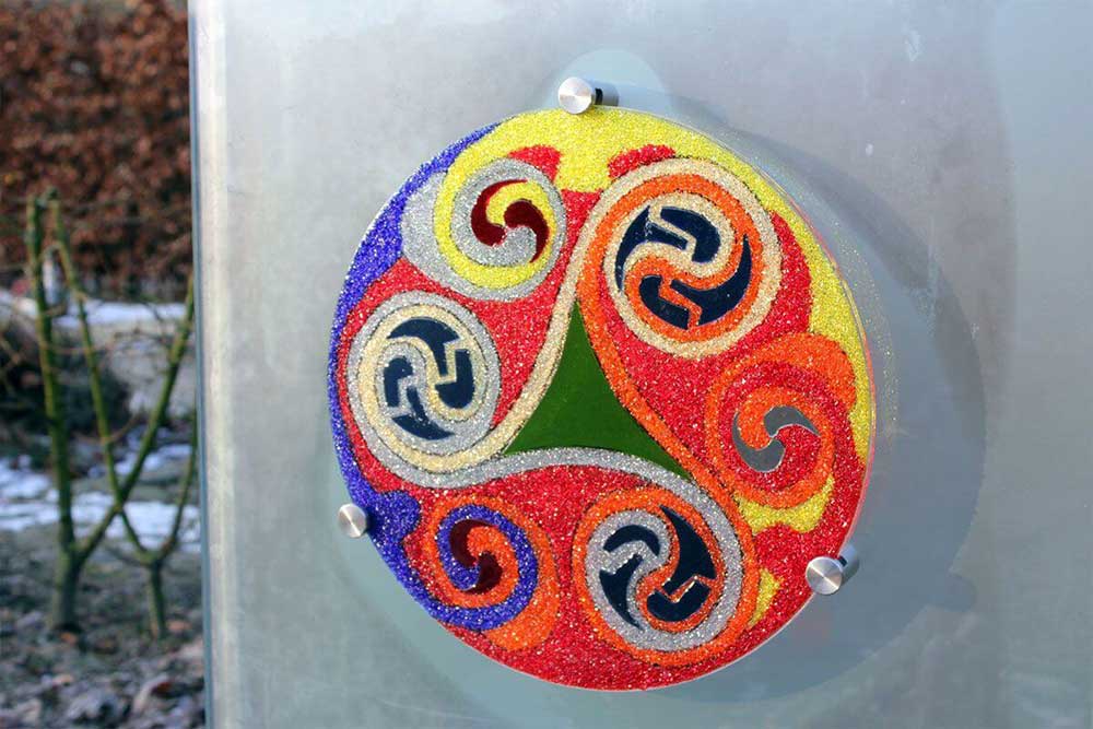 Kunstzinnig – glazen grafmonument met gekleurde Triskel voor jongen kind