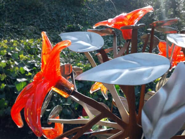 Grafkunst Detail prachtige gekleurde rode glazen bloemen gedenkteken voor partner