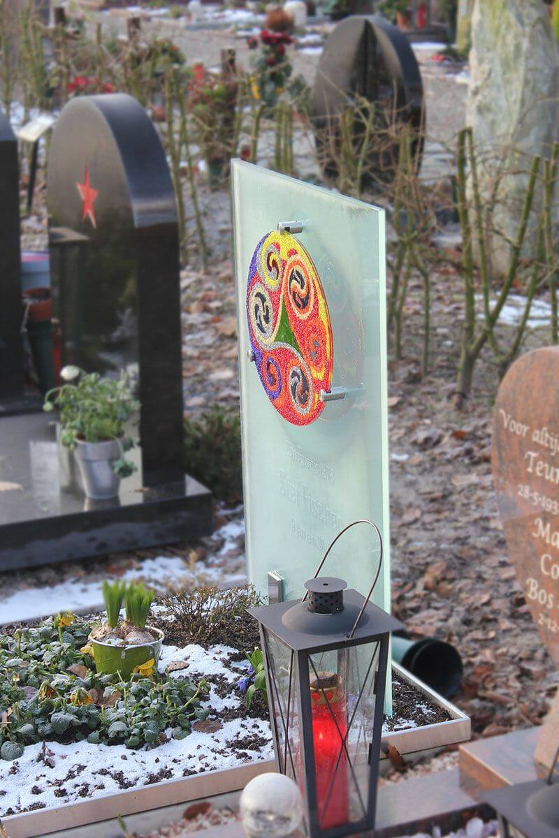 Kunstzinnig – glazen grafmonument met gekleurde cirkel voor kind