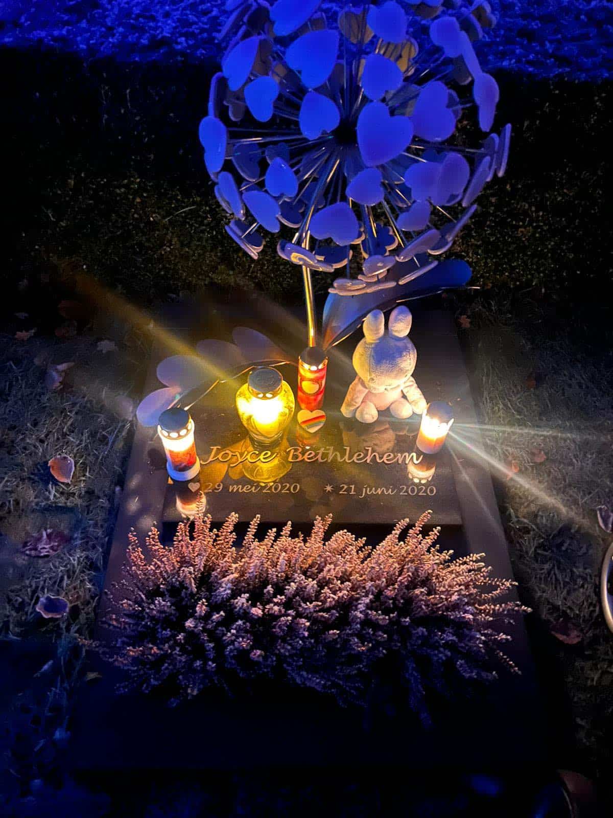 mooi babygraf met lichtjes in het duister