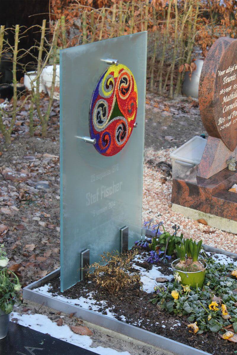 Kunstzinnig – glazen Grafsteen met gekleurde cirkel voor kind