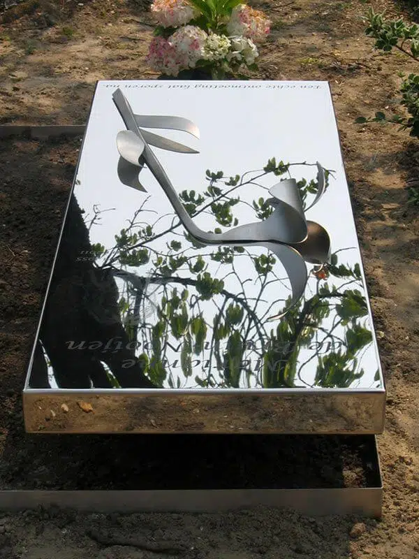 Spiegelend grafmonument-met-lelie