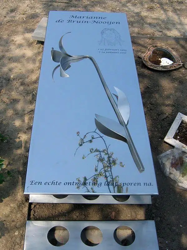 bovenzicht RVS grafmonument-met-lelie