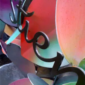 Detail-kunstzinnig-gedenkten-voor-moeder-corten-staal-met-vlinders-harten