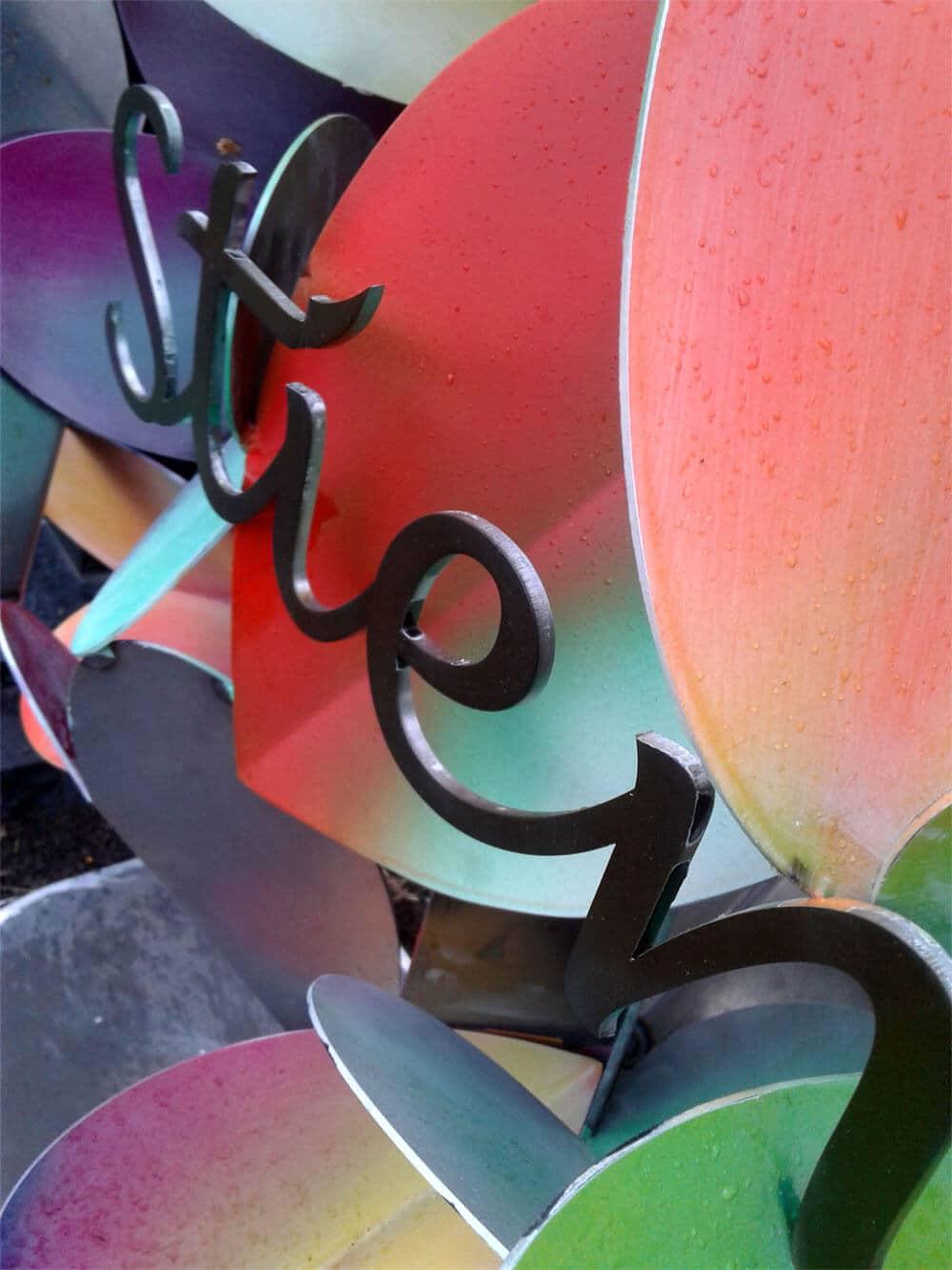 Detail-kunstzinnig-gedenkten-voor-moeder-corten-staal-met-vlinders-harten