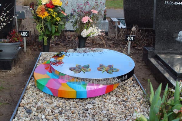 Modern RVS grafmonument met kleur