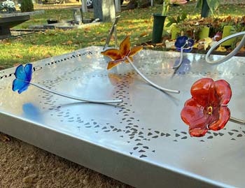 Gedenkteken-Benjamin-glazen-bloemen-rvs