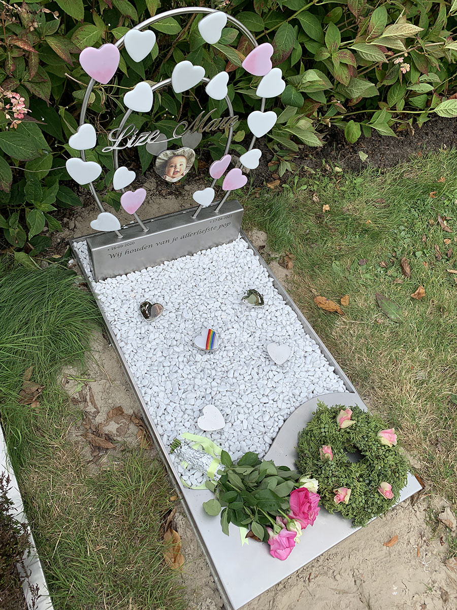 babygrafje met roze hartjes en kleurenfoto