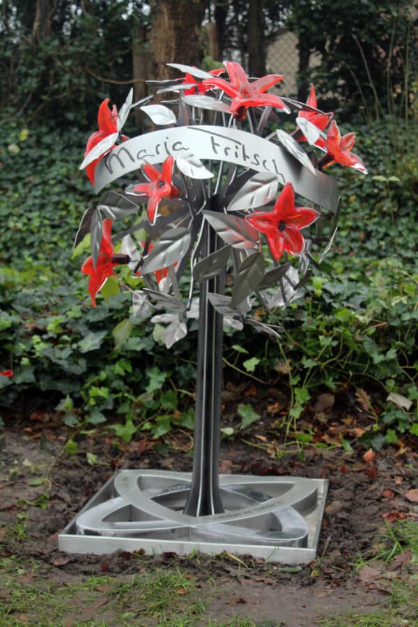 Modern en artistiek RVS grafmonument met prachtige gekleurde glazen bloemen voor partner