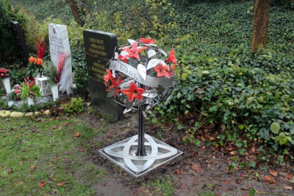 Modern grafmonument met prachtige gekleurde glazen bloemen voor partner