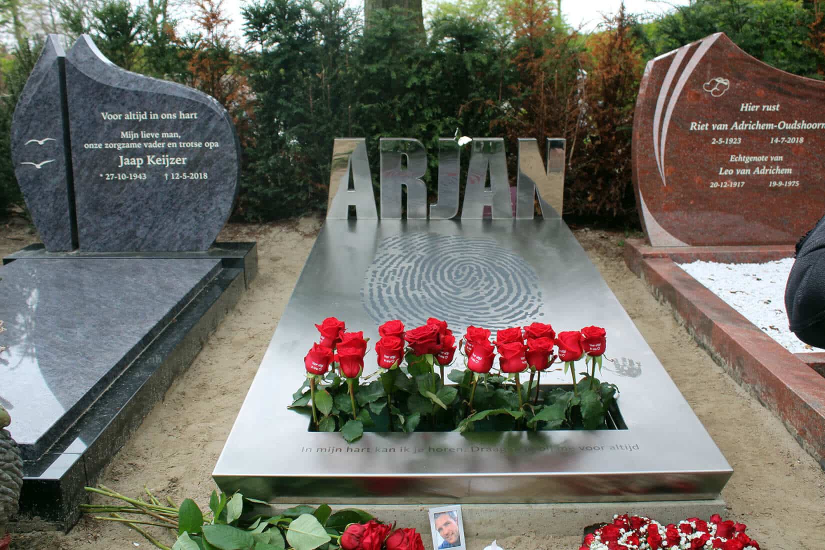 strak eigentijds grafmonument van RVS voor man
