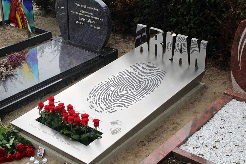 Strak grafmonument van RVS met spiegelende letters