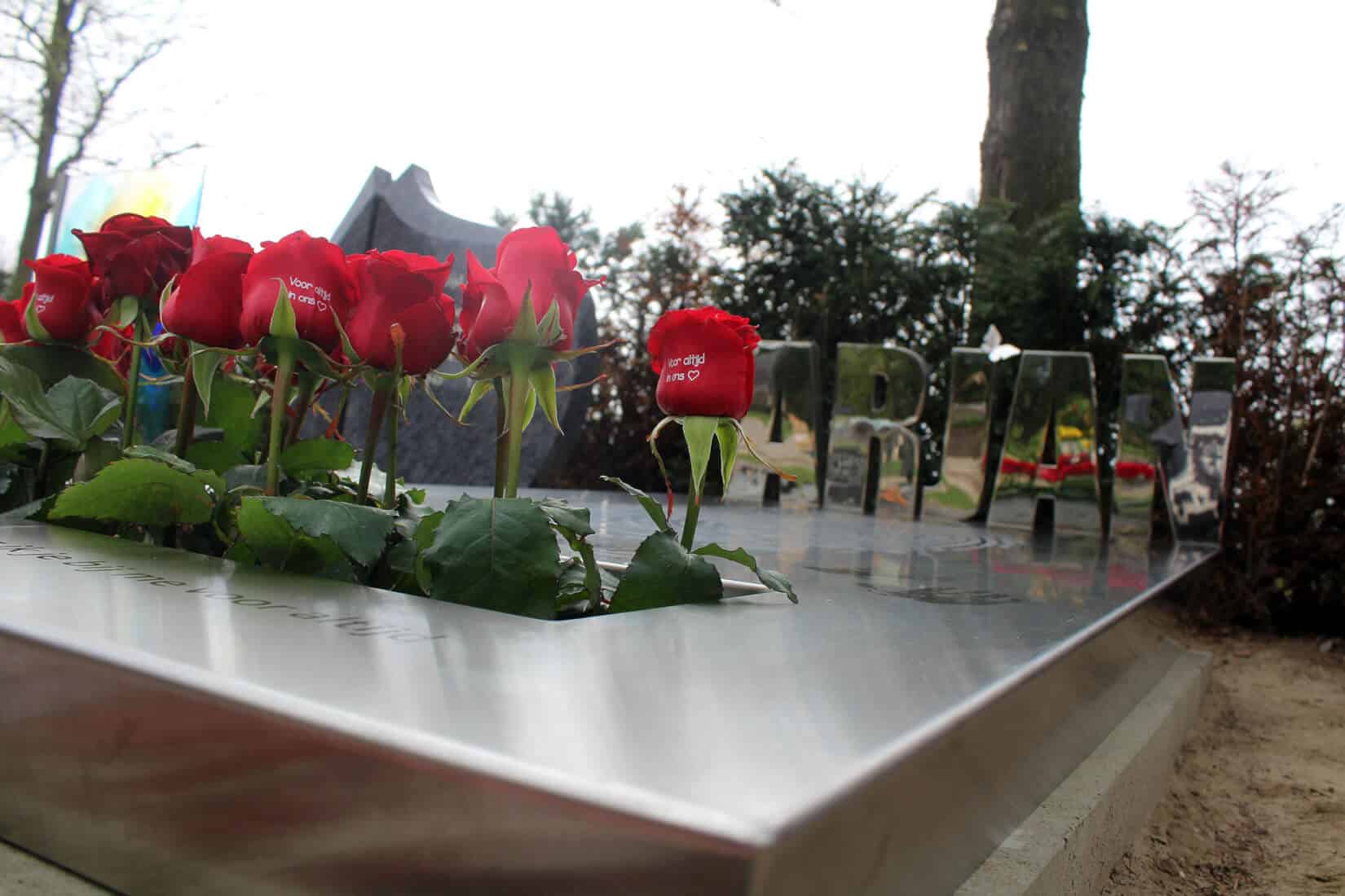 Deatil eigentijds grafmonument met rozen