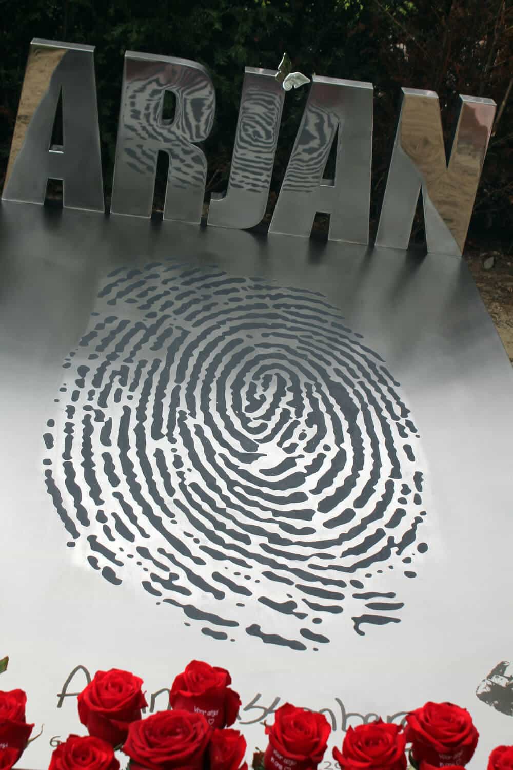 modern RVS grafmonument met vingerafdruk