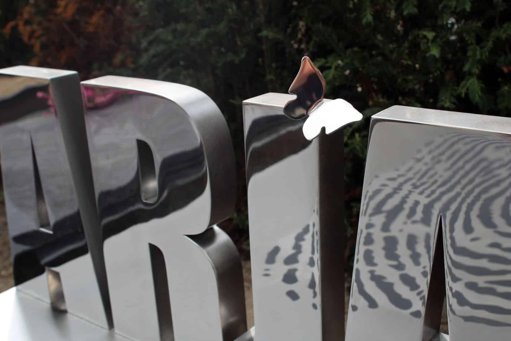 detail rvs grafmonument met vlinder