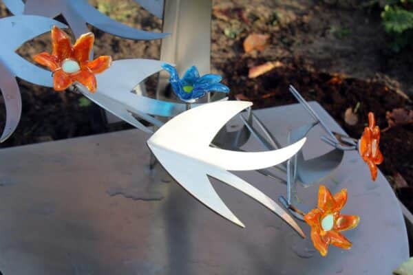 grafsteen baby met bloemen en vogels