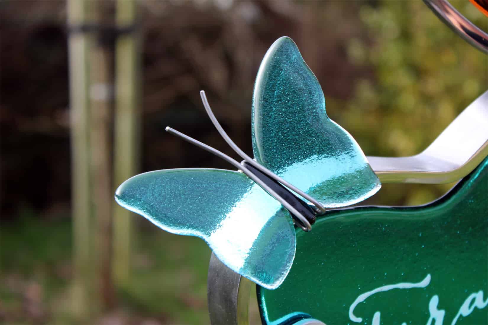 baby monument met blauwe glazen vlinder