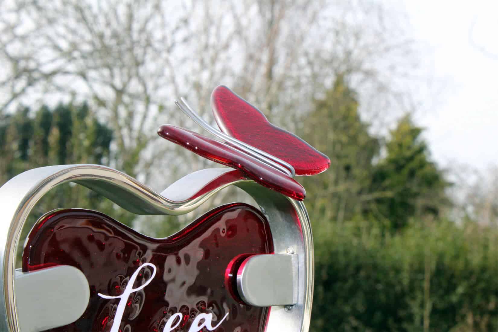 baby monument met vlinder