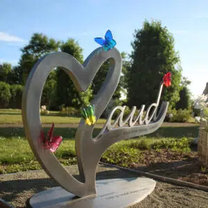 Kindergrafmonument babygraf met vlinders