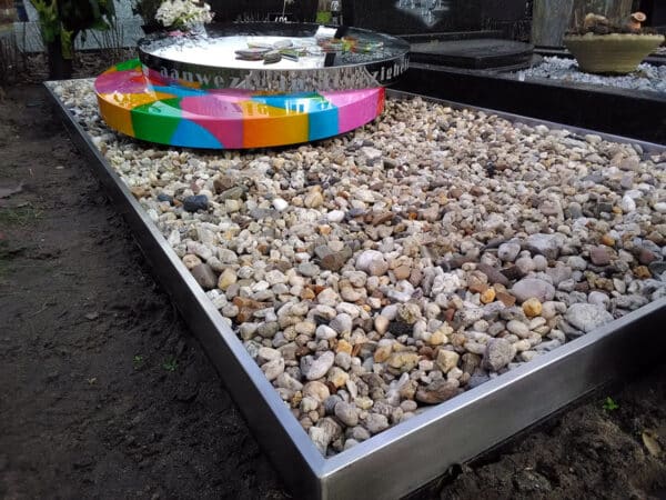 Modern RVS grafmonument met veel kleur