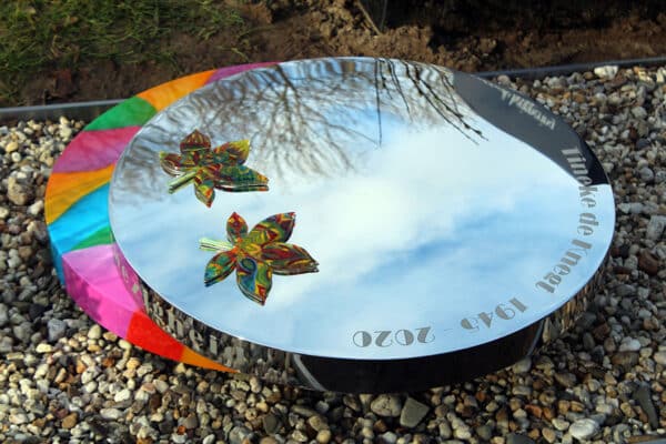 Modern grafmonument met RVS spiegel en bladeren