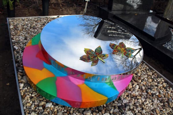 Moderne RVS grafkunst met kleur en bladeren