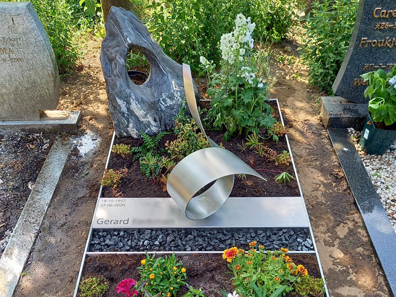modern RVS grafmonument met watersteen