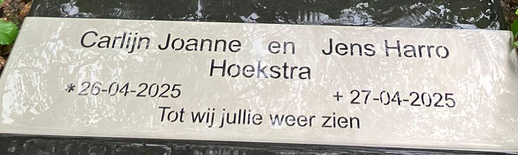 RVS-tekstplaat op babygraf