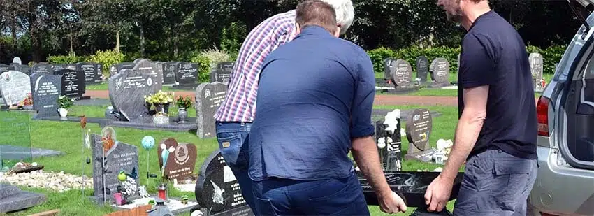 Samen plaatsen van babygraf