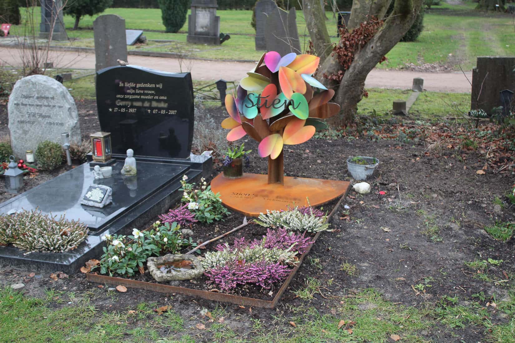 artistiek-gedenkteken-ouders-met-harten-en-geroest-staal