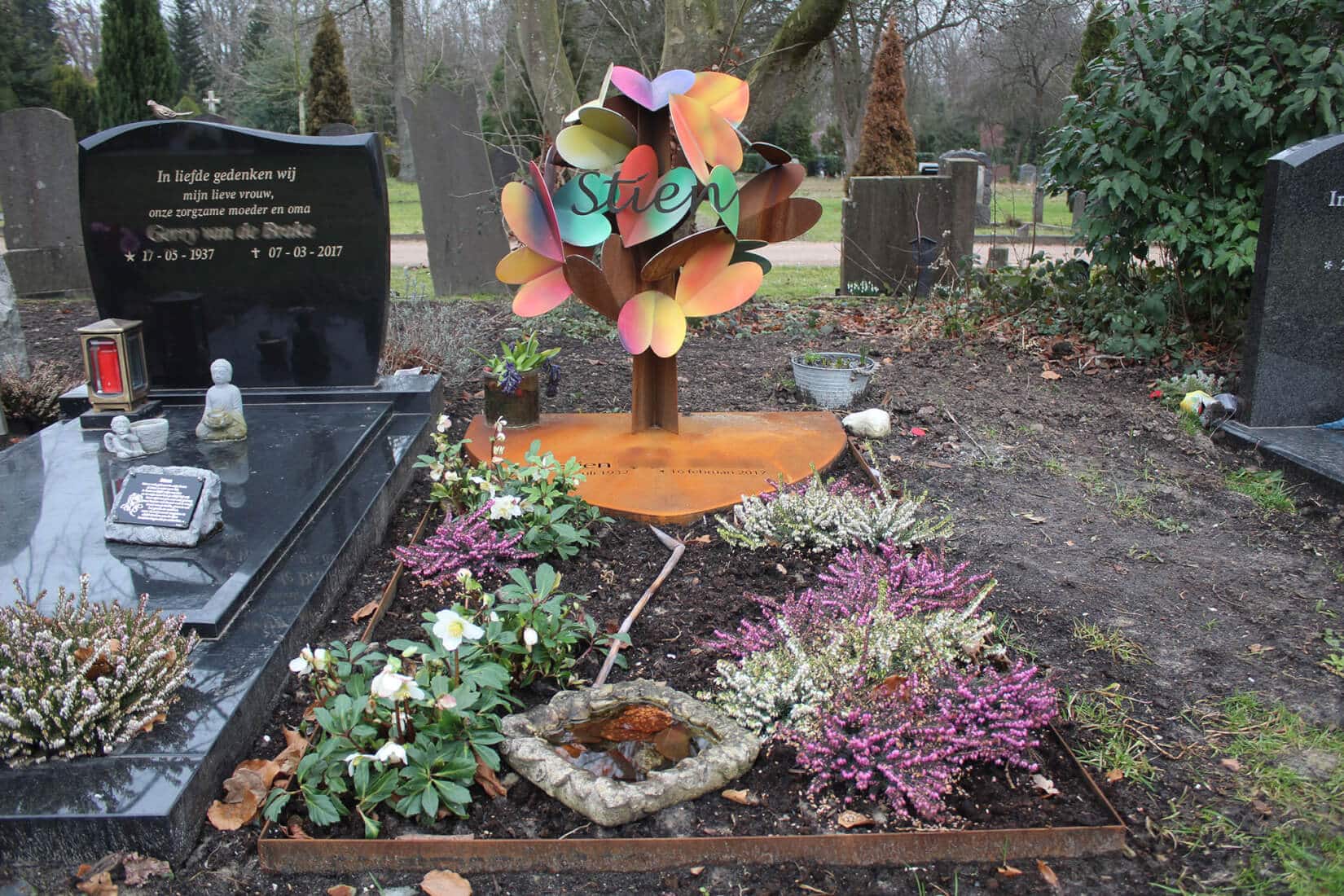 artistiek-geroest grafmonument-moeder met harten