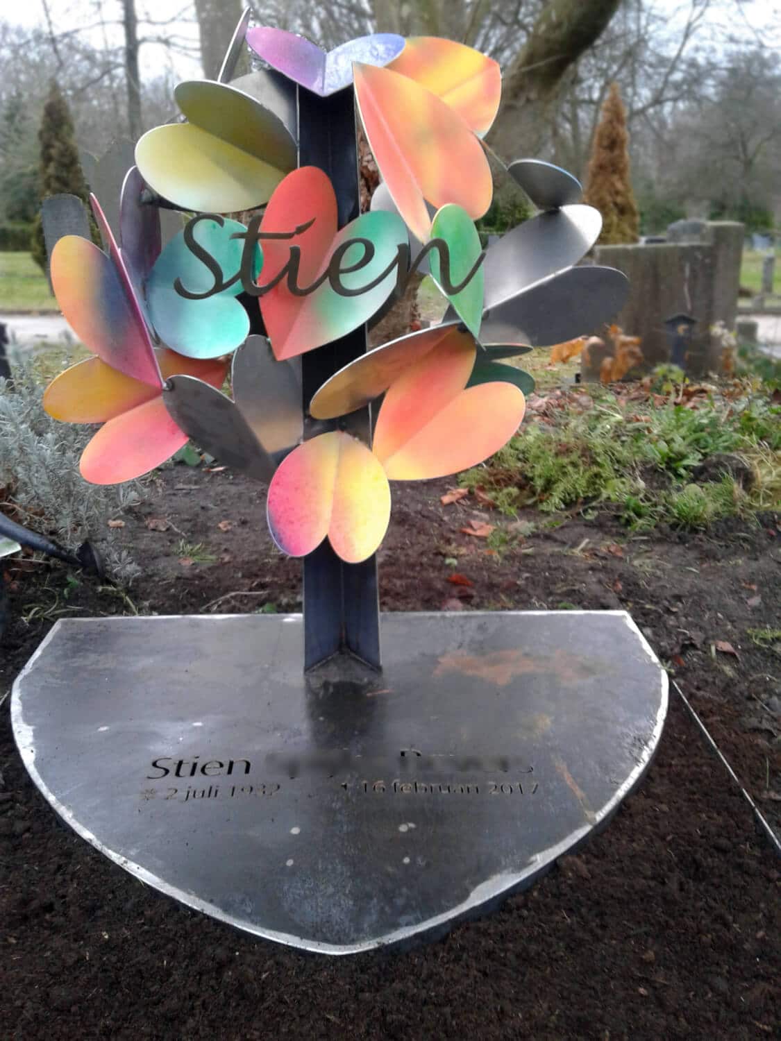 artistiek-grafmonument-voor-ouders-corten-met-vlinders-harten
