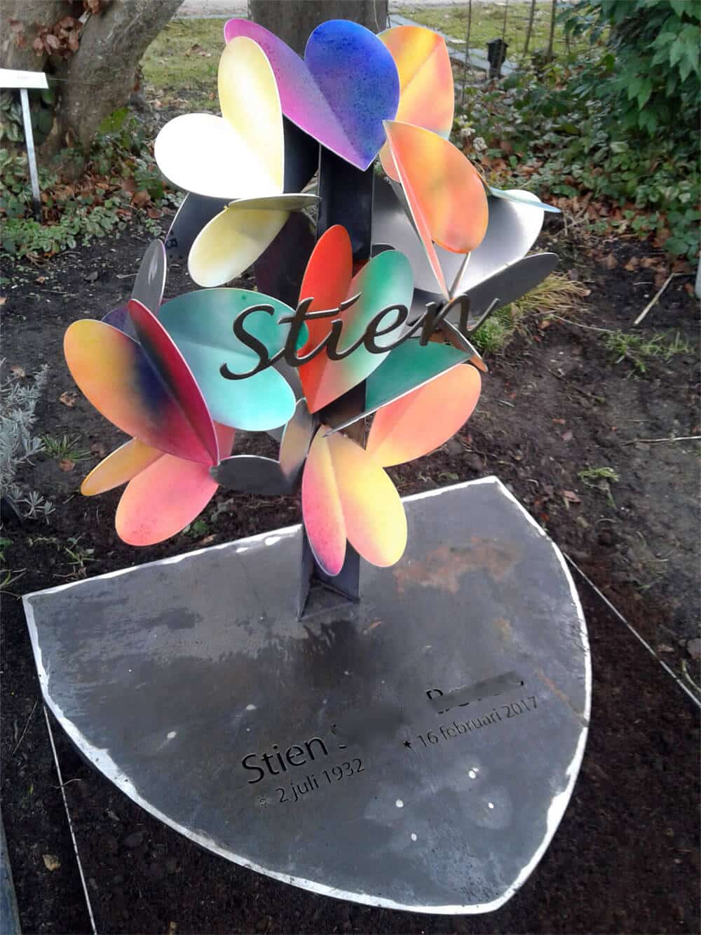 artistiek-gramonument-voor-moeder-met-gekleurde-vlinders-corten-staal
