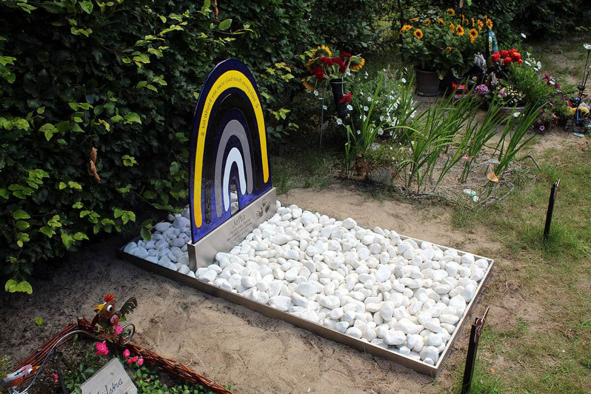 babyfgraf met artistieke regenboog van glas