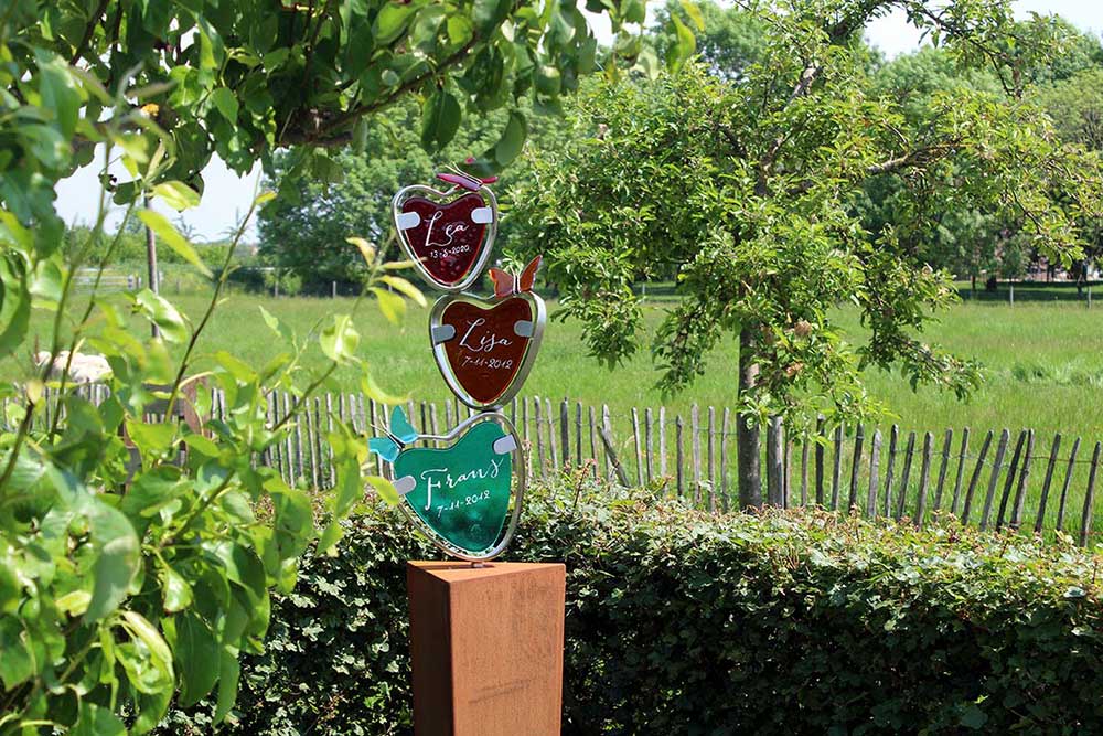 babygraf met 3 hartjes van glas