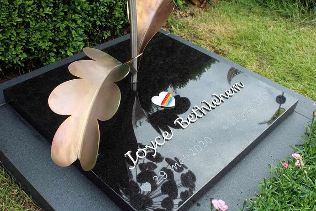Grafsteen voor een baby met subtiel regenboogdetail