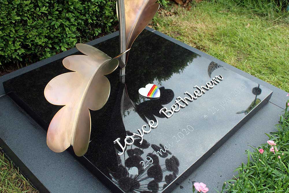 regenboogkindje grafsteen baby