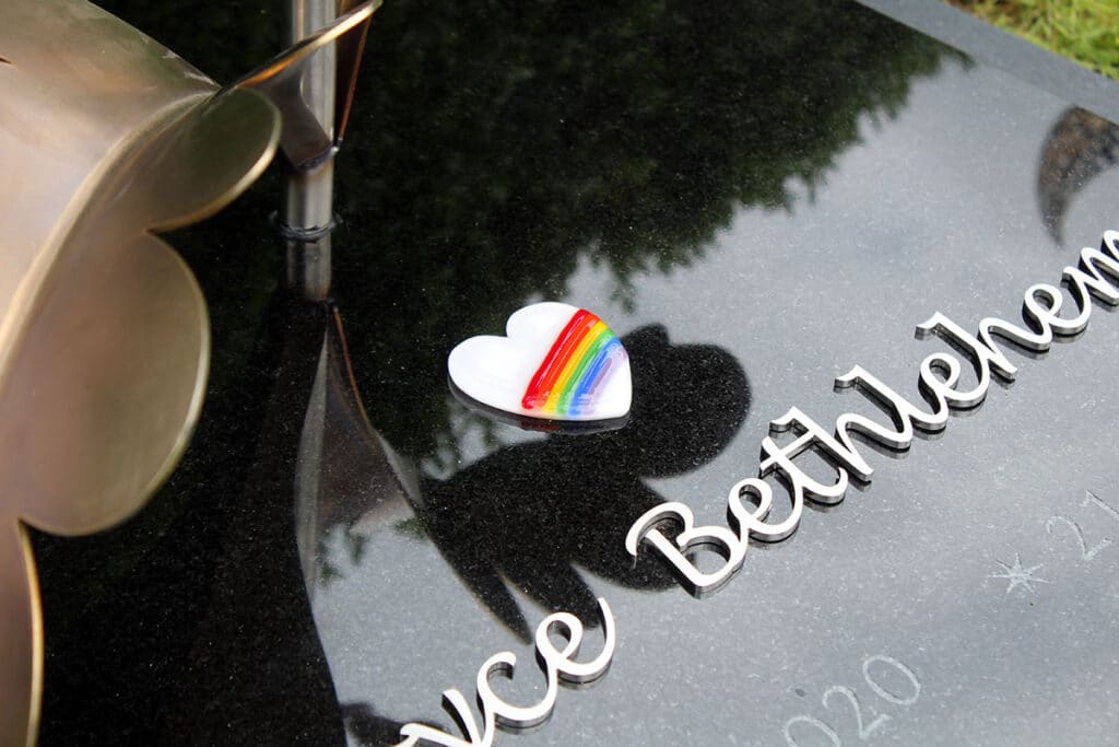 Babygraf met glazen hartje en subtiel regenboogdetail