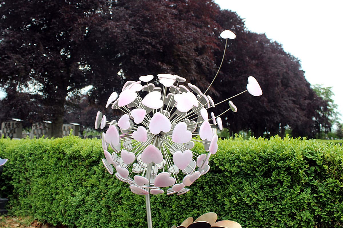 detail babygraf met rozen glazen hartjes