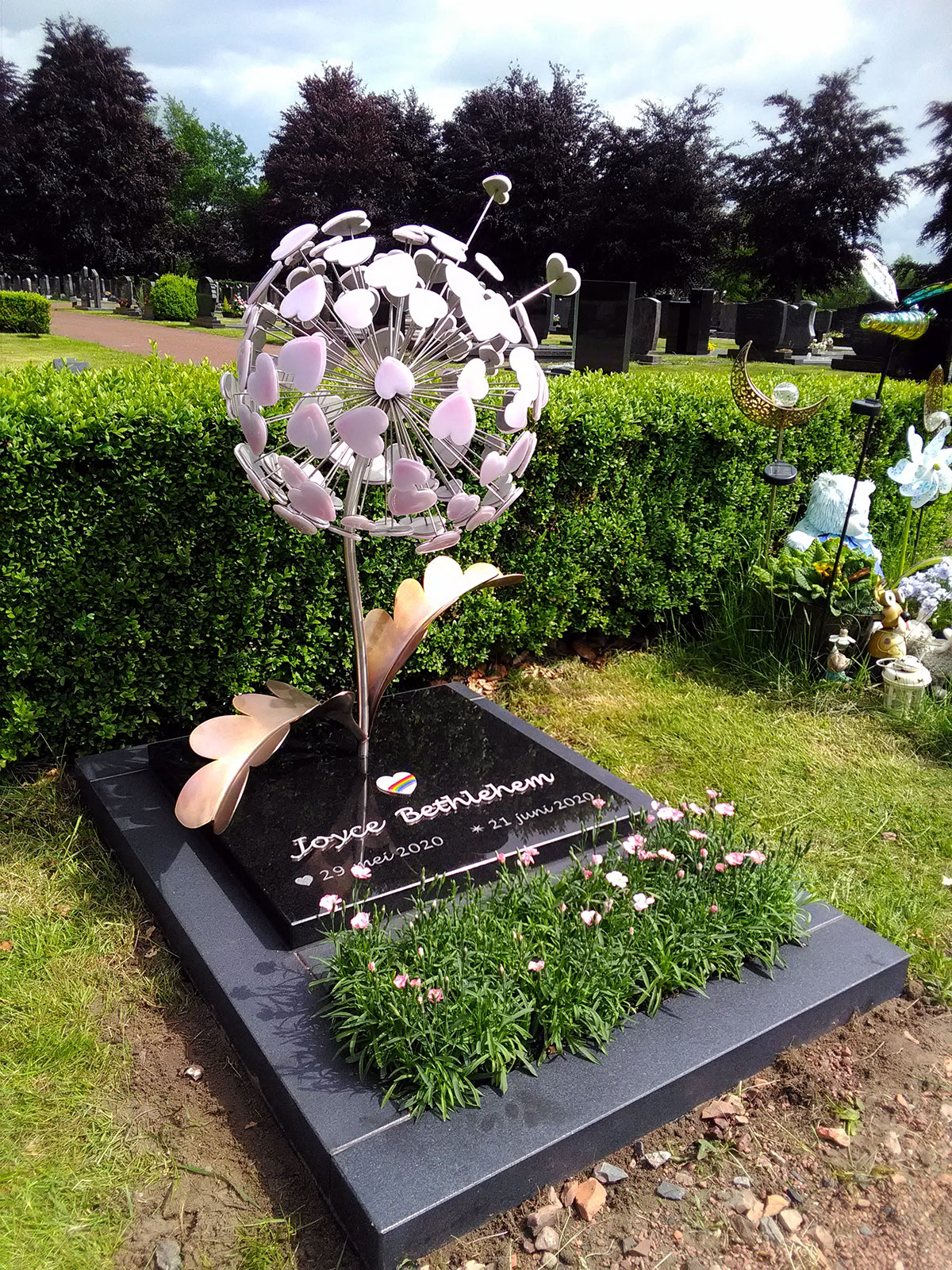 Bijzonder babygraf voor een meisje met roze hartjes