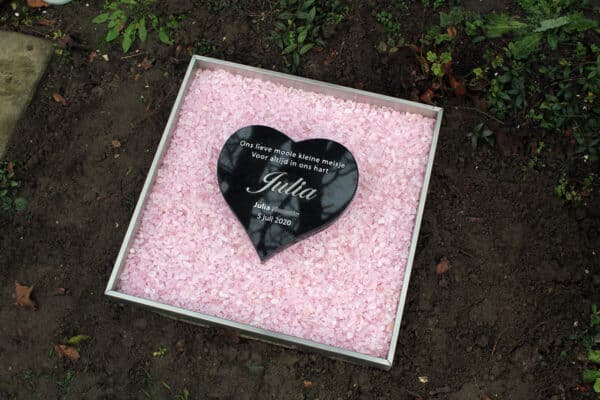 babygraf met hartje met roze steentjes