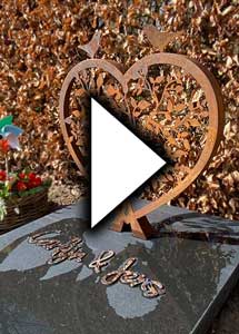 Video van babygraf tweeling met cortenstalen hart en vogels in Marknesse