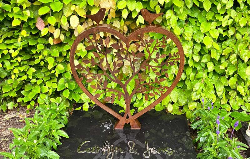 babygrafmonument-voor-groene-haag