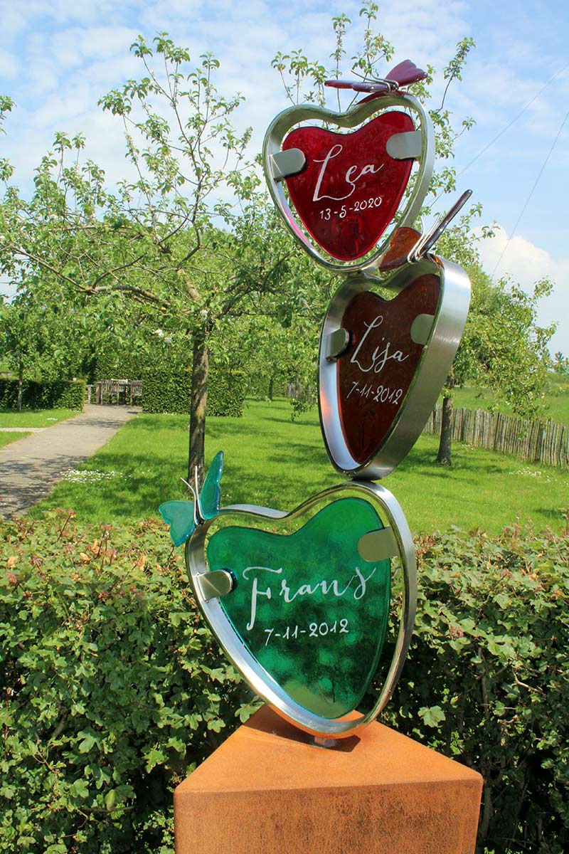 babygraf met drie glazen hartjes en vlinders