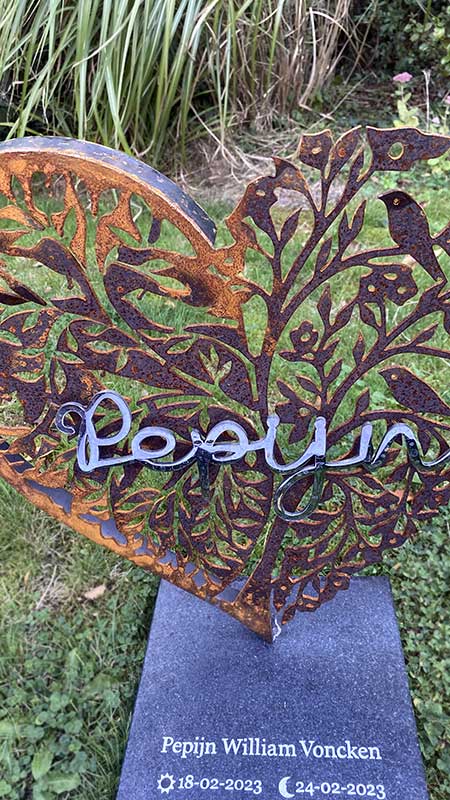 babymonumentje hartje cortenstaal